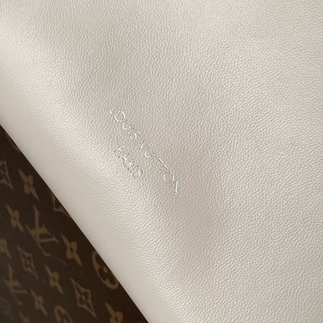 Louis Vuitton CarryAll Cargo Bag-M12579-33.5 x 23 x 15CM Louis Vuitton CarryAll Cargo Bag-M12579-33.5 x 23 x 15CM