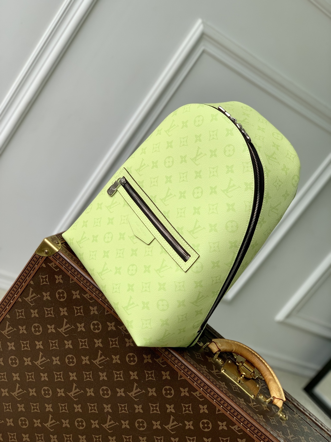 Louis Vuitton Discovery Slim-M14020-38 x 13 x 28CM