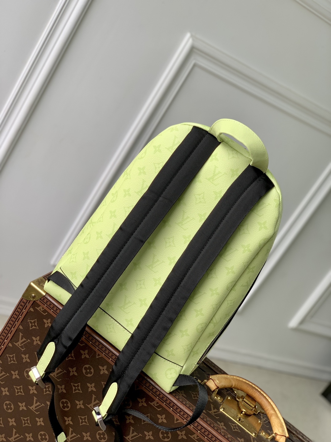 Louis Vuitton Discovery Slim-M14020-38 x 13 x 28CM