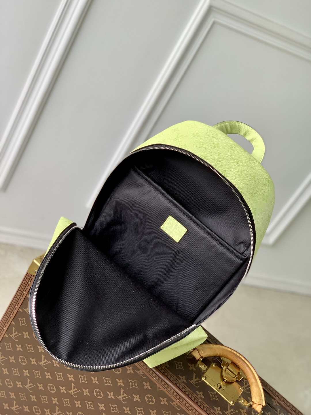 Louis Vuitton Discovery Slim-M14020-38 x 13 x 28CM