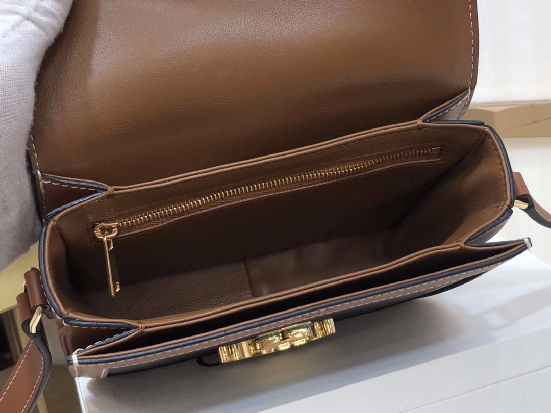 Celin Triomphe Shoulder Bag-18.5X 14 X 6CM